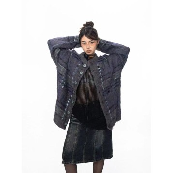 レトロなフェアアイル（Fair Isle）柄の、角ボタンが付いた